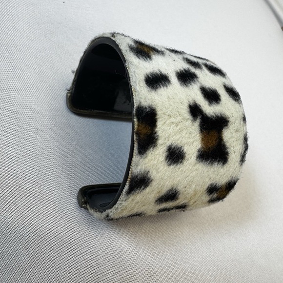 The Unbranded Brand Jewelry - Chunky Animal Print Fur Wide Cuff ‎ Bracelet